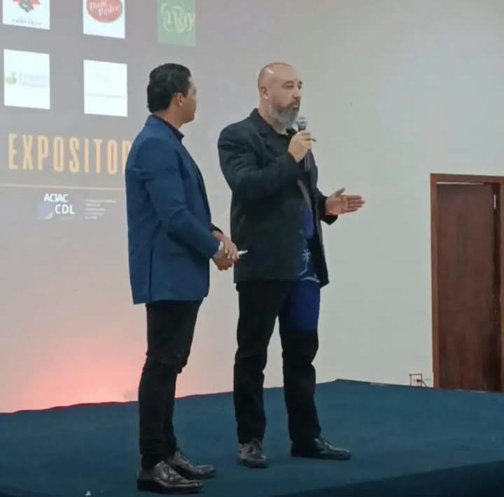 Richard falando ao microfone durante a segunda edição do Impulsiona Caeté